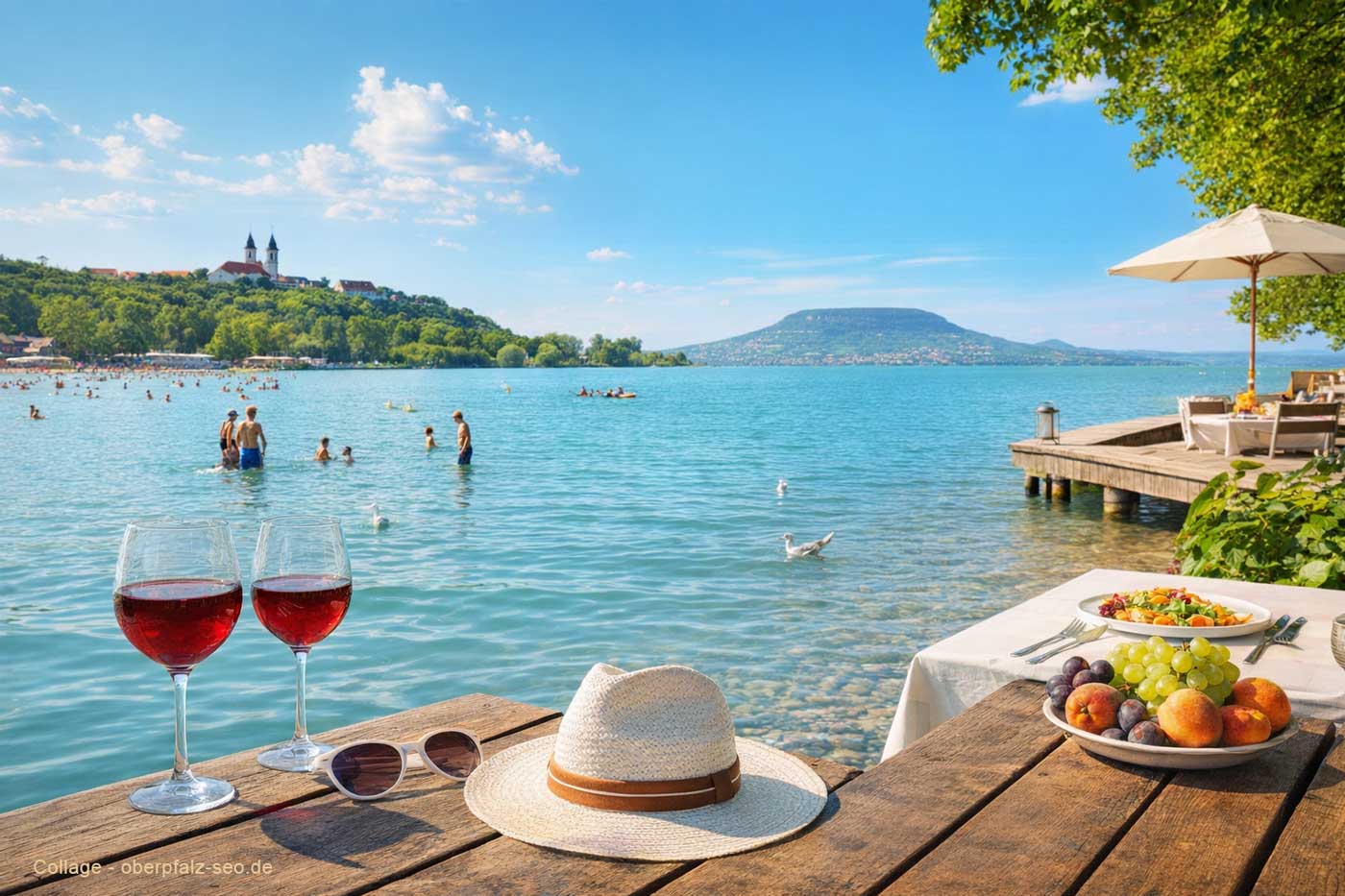 Sonnige Urlaubsszene am Balaton in Ungarn: zwei Gläser Rotwein, Sonnenhut und Brille auf einem Holzsteg mit Blick auf das türkisfarbene Wasser, Badacsony im Hintergrund, Menschen beim Baden und ein gedeckter Tisch mit Obst und Salat – vermittelt entspannte Ferienatmosphäre und Lebensfreude. Collage von oberpfalz-seo.de